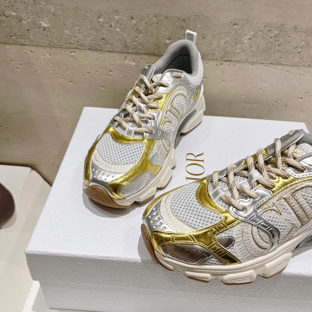 👟👟Ex-factory price 560👟👟 (top version) The latest hot model, the star model 2024 main hot product, the newly released Dior Dior Chrono new casual sports shoes, running shoes and dad shoes are really cool, full of futuristic feeling! Really cool! Once again interpreting Dior's concept of cool fashion, the lucky star will bless you with good luck. The new EVA sole is super light and super soft! A perfect replica of the original! Fully matched material and mold! ! 35-40